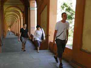 Dopo aver finito il corso di italiano da Madrelingua, sgranchisciti le gambe camminando verso San Luca