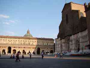 Hai finito per oggi il tuo corso di italiano? Rilassati nel centro città e visita Piazza Maggiore!