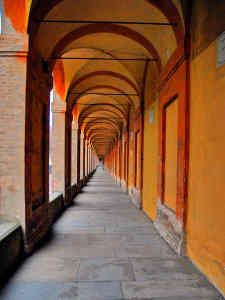 Mentre sei a Bologna per studiare italiano goditi le passeggiate sotto i famosi portici!
